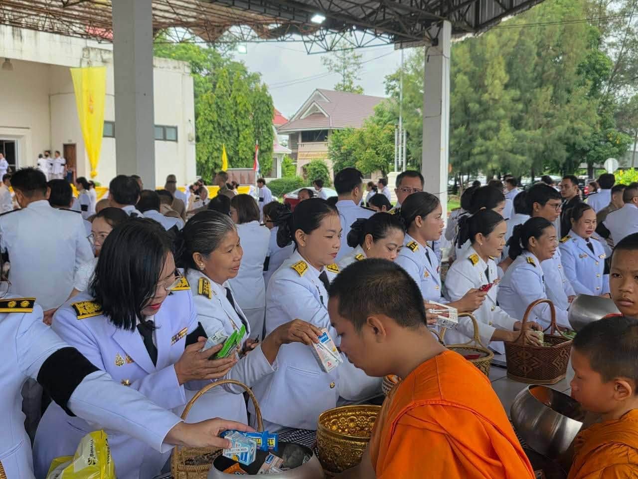 title - ส.ป.ก.ยโสธร ร่วมพิธีเจริญพระพุทธมนต์ อธิษฐานภาวนาขอพรและทำบุญตักบาตรเพื่อถวายเป็นพระราชกุศล แด่พระบาทสมเด็จพระเจ้าอยู่หัว เนื่องในโอกาสวันเฉลิมพระชนมพรรษา และประกอบพิธีถวายสัตย์ปฏิญาณ เพื่อเป็นข้าราชการที่ดี